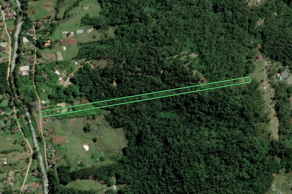 Imagem de satélite do imóvel rural em Indaial (SC), com o contorno declarado no CAR desenhado por cima.