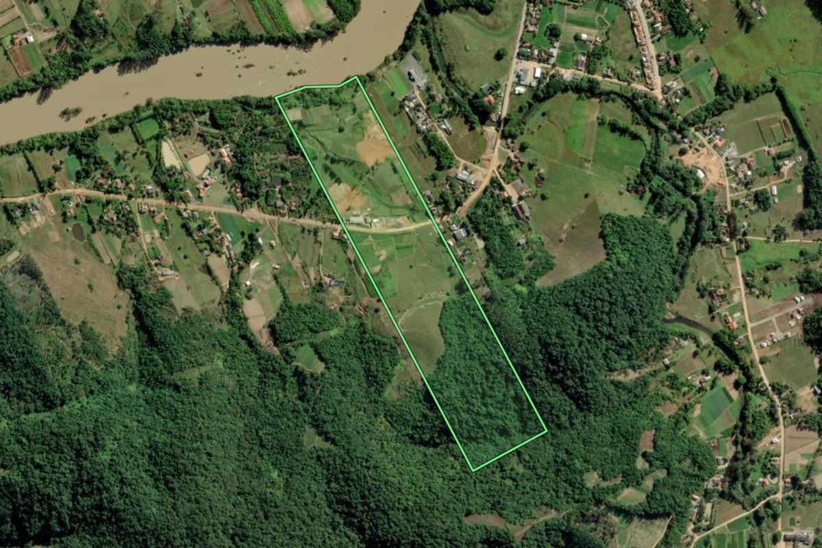 Imagem de satélite do imóvel rural em Indaial (SC), com o contorno declarado no CAR desenhado por cima.