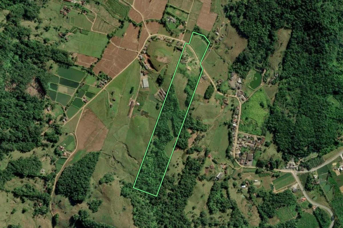 Imagem de satélite do imóvel rural em Indaial (SC), com o contorno declarado no CAR desenhado por cima.