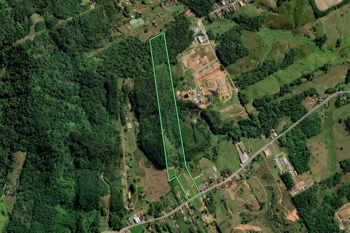 Imagem de satélite do imóvel rural em Indaial (SC), com o contorno declarado no CAR desenhado por cima.