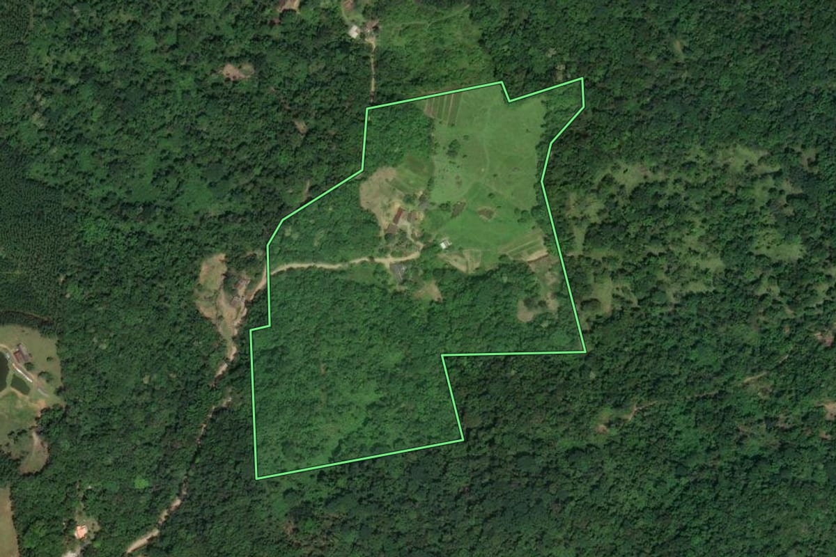 Imagem de satélite do imóvel rural em Indaial (SC), com o contorno declarado no CAR desenhado por cima.