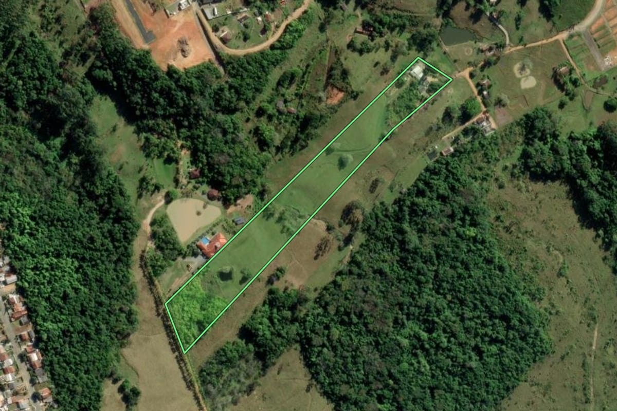 Imagem de satélite do imóvel rural em Indaial (SC), com o contorno declarado no CAR desenhado por cima.
