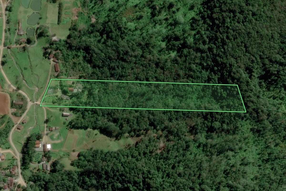 Imagem de satélite do imóvel rural em Indaial (SC), com o contorno declarado no CAR desenhado por cima.