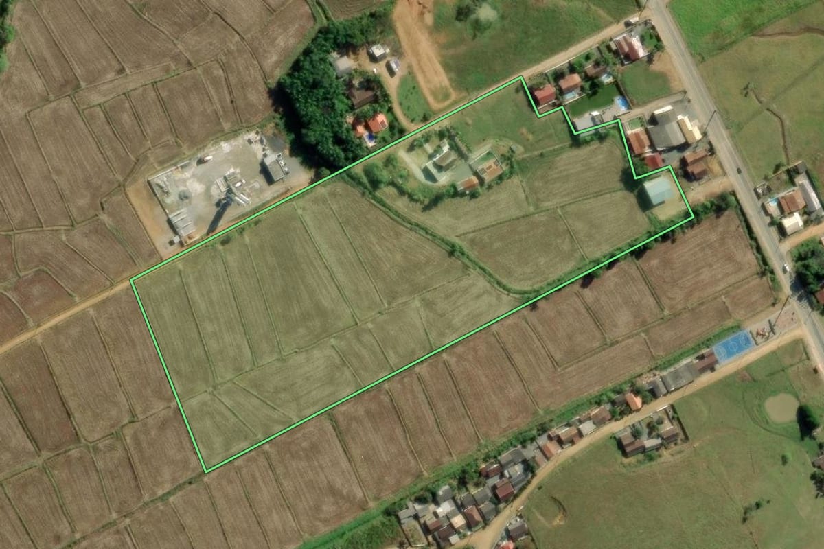 Imagem de satélite do imóvel rural em Indaial (SC), com o contorno declarado no CAR desenhado por cima.