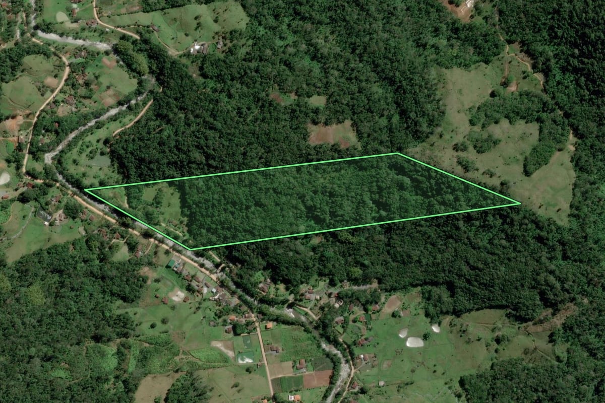 Imagem de satélite do imóvel rural em Indaial (SC), com o contorno declarado no CAR desenhado por cima.
