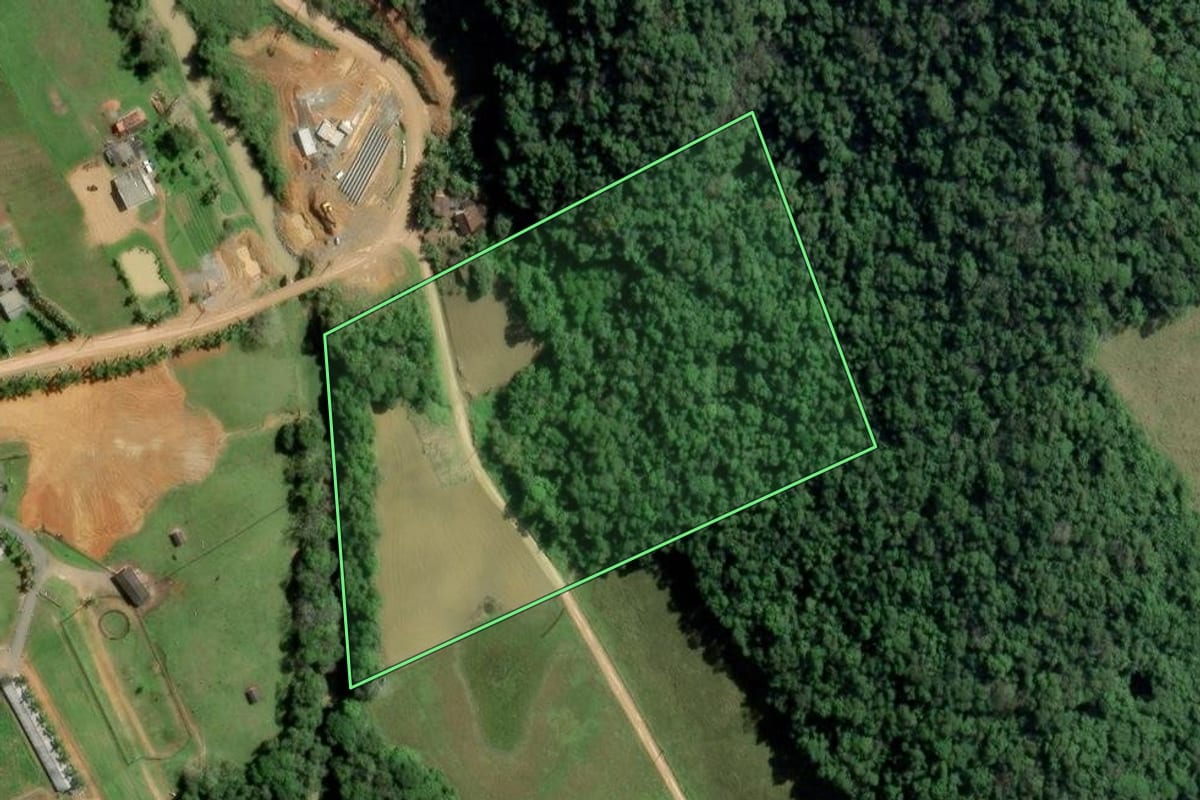 Imagem de satélite do imóvel rural em Indaial (SC), com o contorno declarado no CAR desenhado por cima.