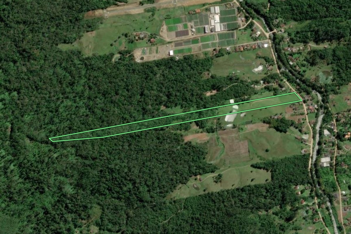 Imagem de satélite do imóvel rural em Indaial (SC), com o contorno declarado no CAR desenhado por cima.