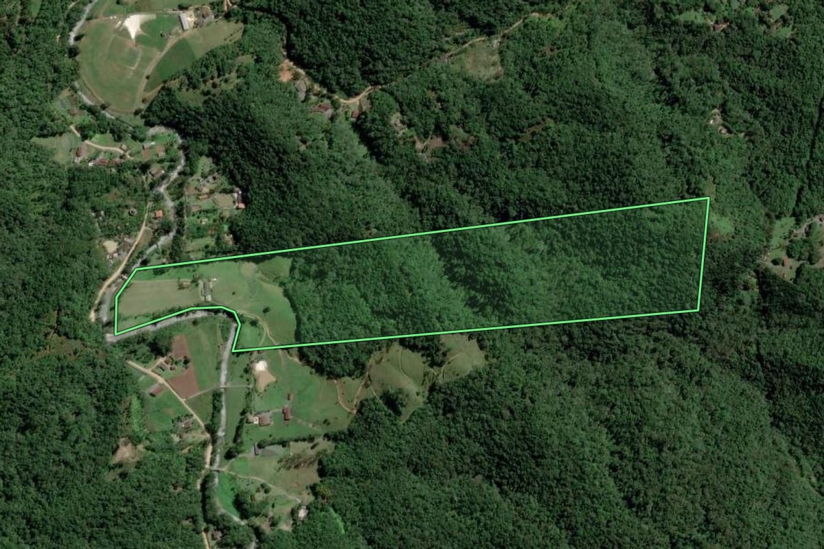 Imagem de satélite do imóvel rural em Indaial (SC), com o contorno declarado no CAR desenhado por cima.