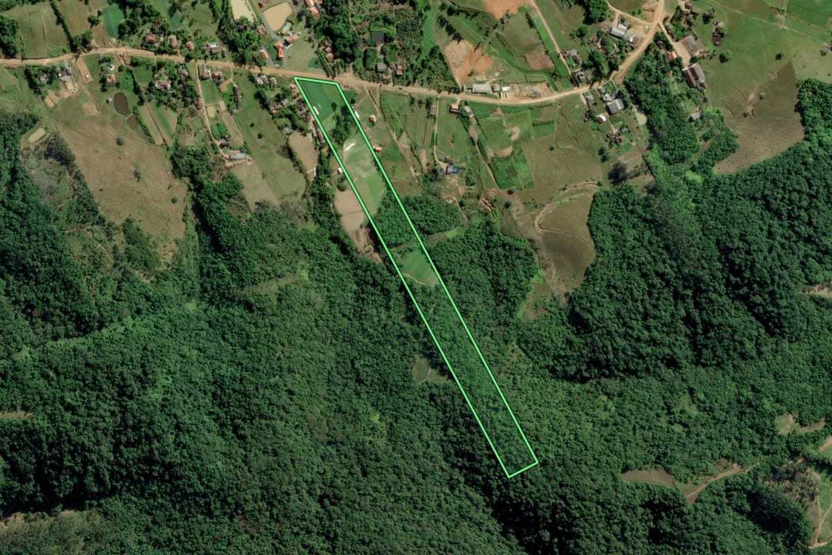 Imagem de satélite do imóvel rural em Indaial (SC), com o contorno declarado no CAR desenhado por cima.