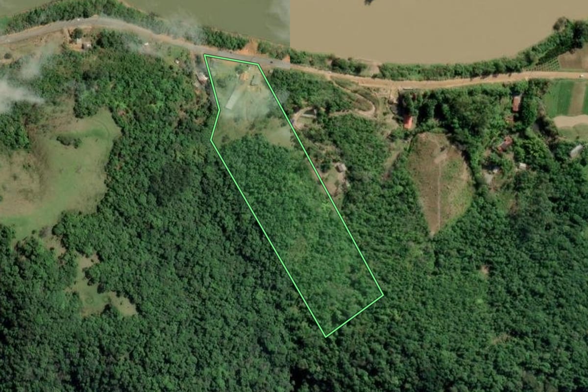 Imagem de satélite do imóvel rural em Indaial (SC), com o contorno declarado no CAR desenhado por cima.