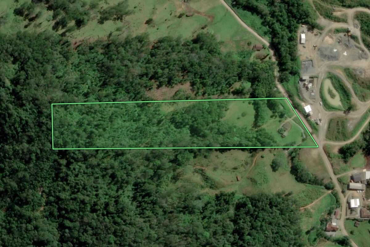 Imagem de satélite do imóvel rural em Indaial (SC), com o contorno declarado no CAR desenhado por cima.