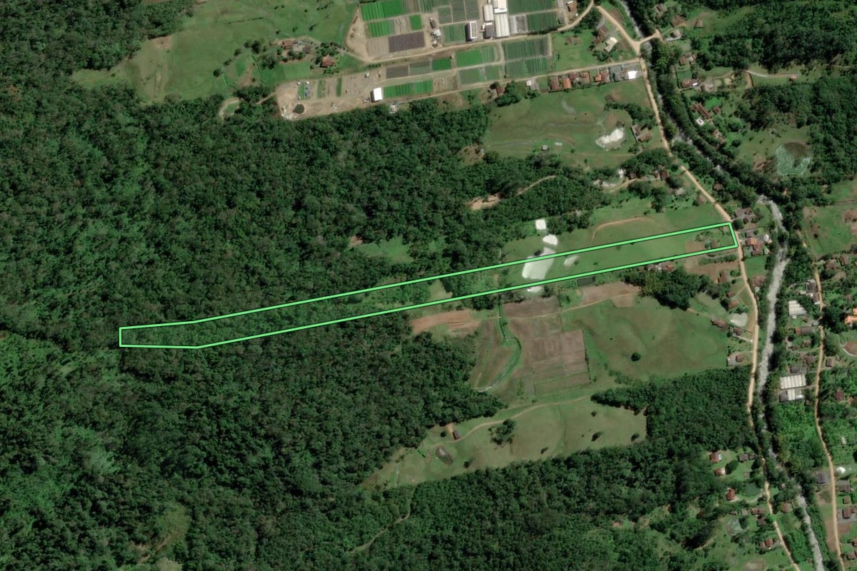 Imagem de satélite do imóvel rural em Indaial (SC), com o contorno declarado no CAR desenhado por cima.