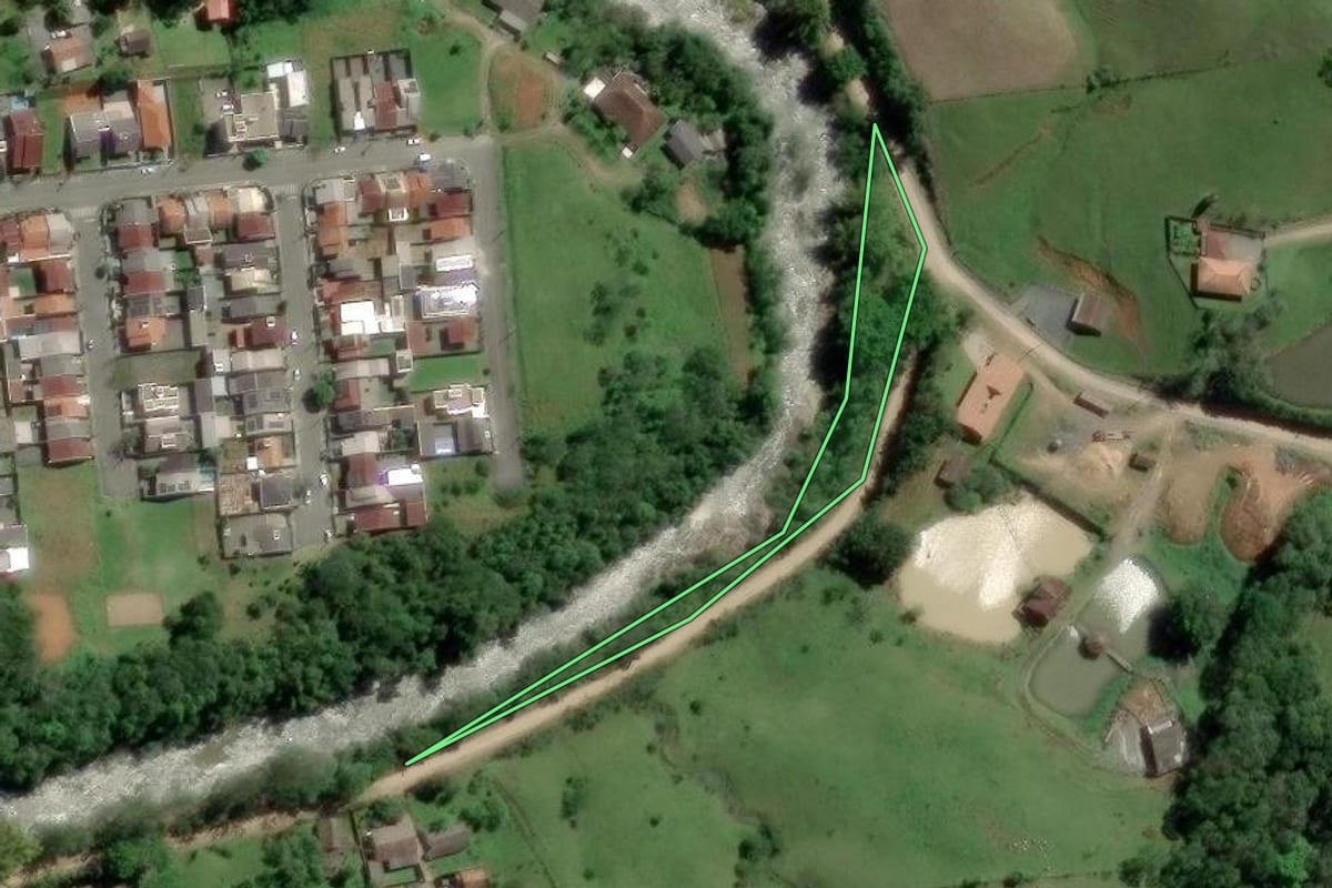Imagem de satélite do imóvel rural em Indaial (SC), com o contorno declarado no CAR desenhado por cima.