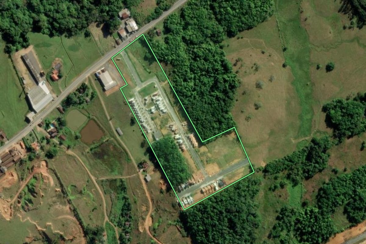 Imagem de satélite do imóvel rural em Indaial (SC), com o contorno declarado no CAR desenhado por cima.