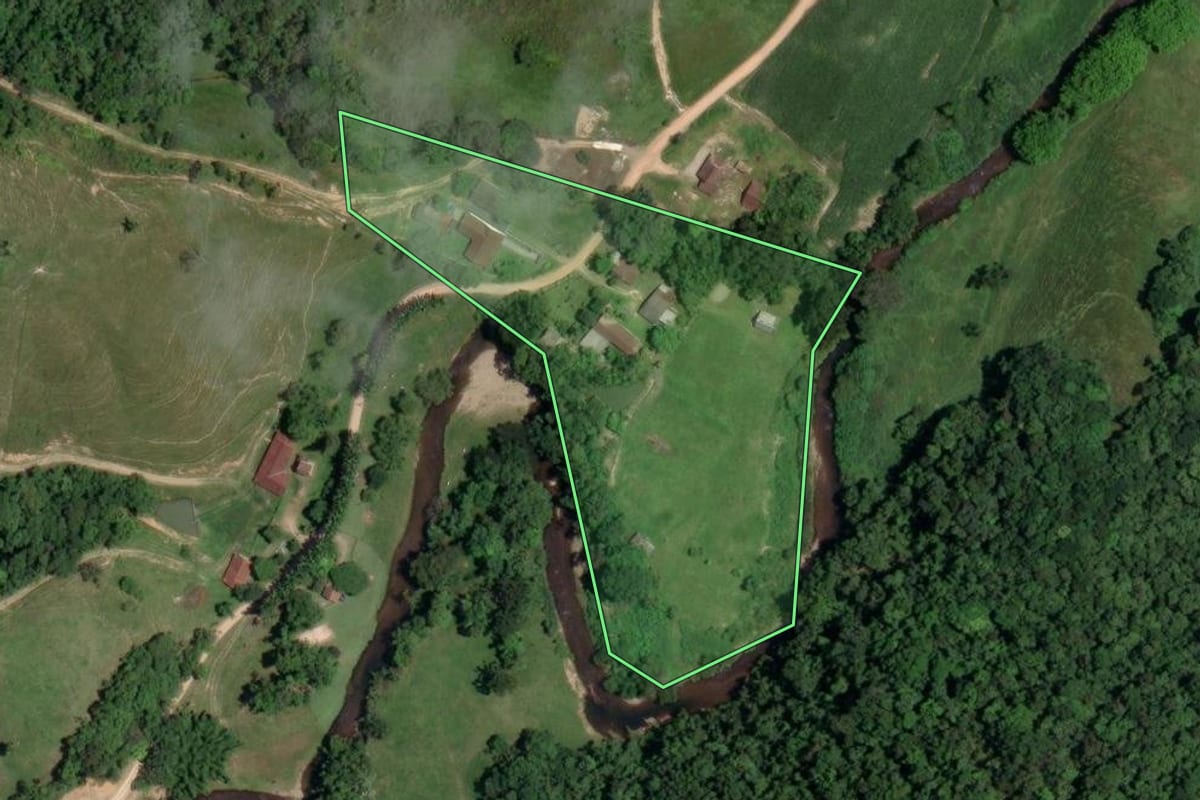 Imagem de satélite do imóvel rural em Indaial (SC), com o contorno declarado no CAR desenhado por cima.