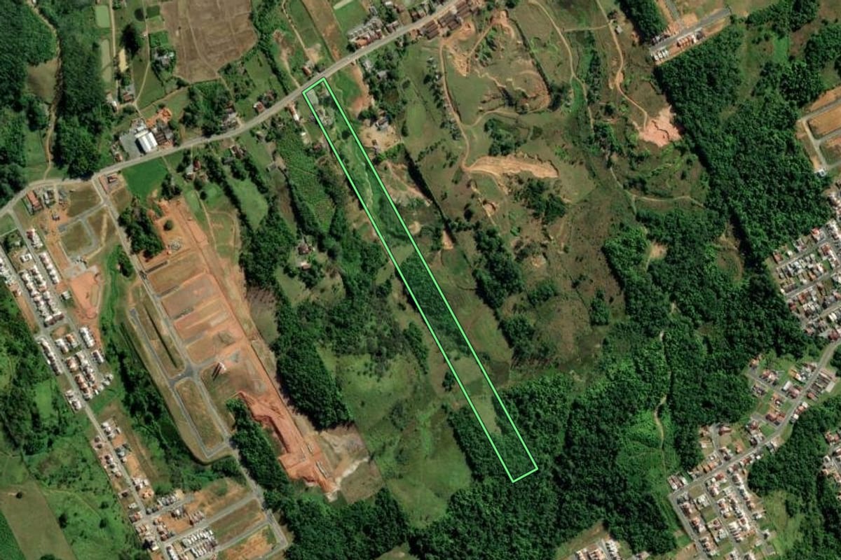 Imagem de satélite do imóvel rural em Indaial (SC), com o contorno declarado no CAR desenhado por cima.