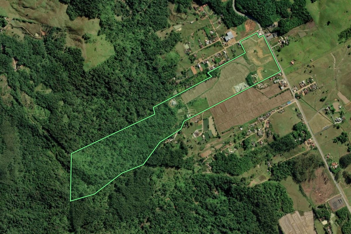 Imagem de satélite do imóvel rural em Indaial (SC), com o contorno declarado no CAR desenhado por cima.