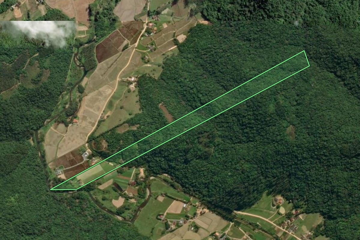 Imagem de satélite do imóvel rural em Indaial (SC), com o contorno declarado no CAR desenhado por cima.