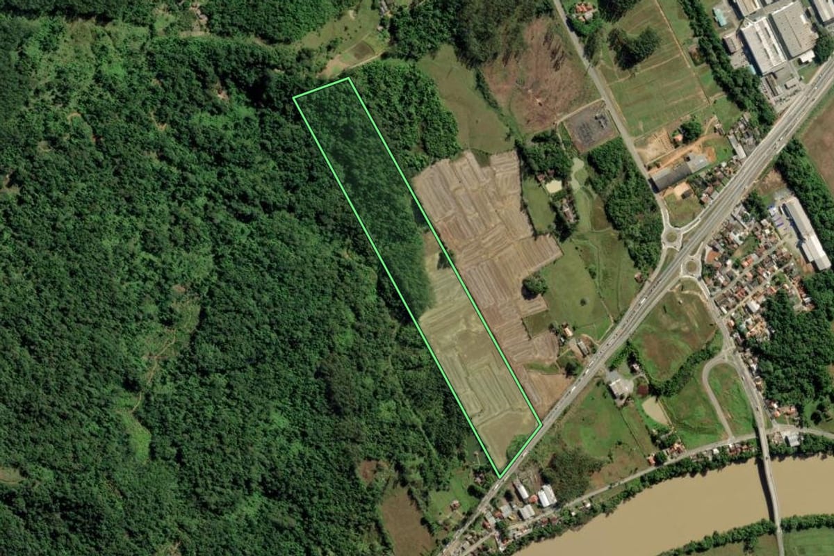Imagem de satélite do imóvel rural em Indaial (SC), com o contorno declarado no CAR desenhado por cima.