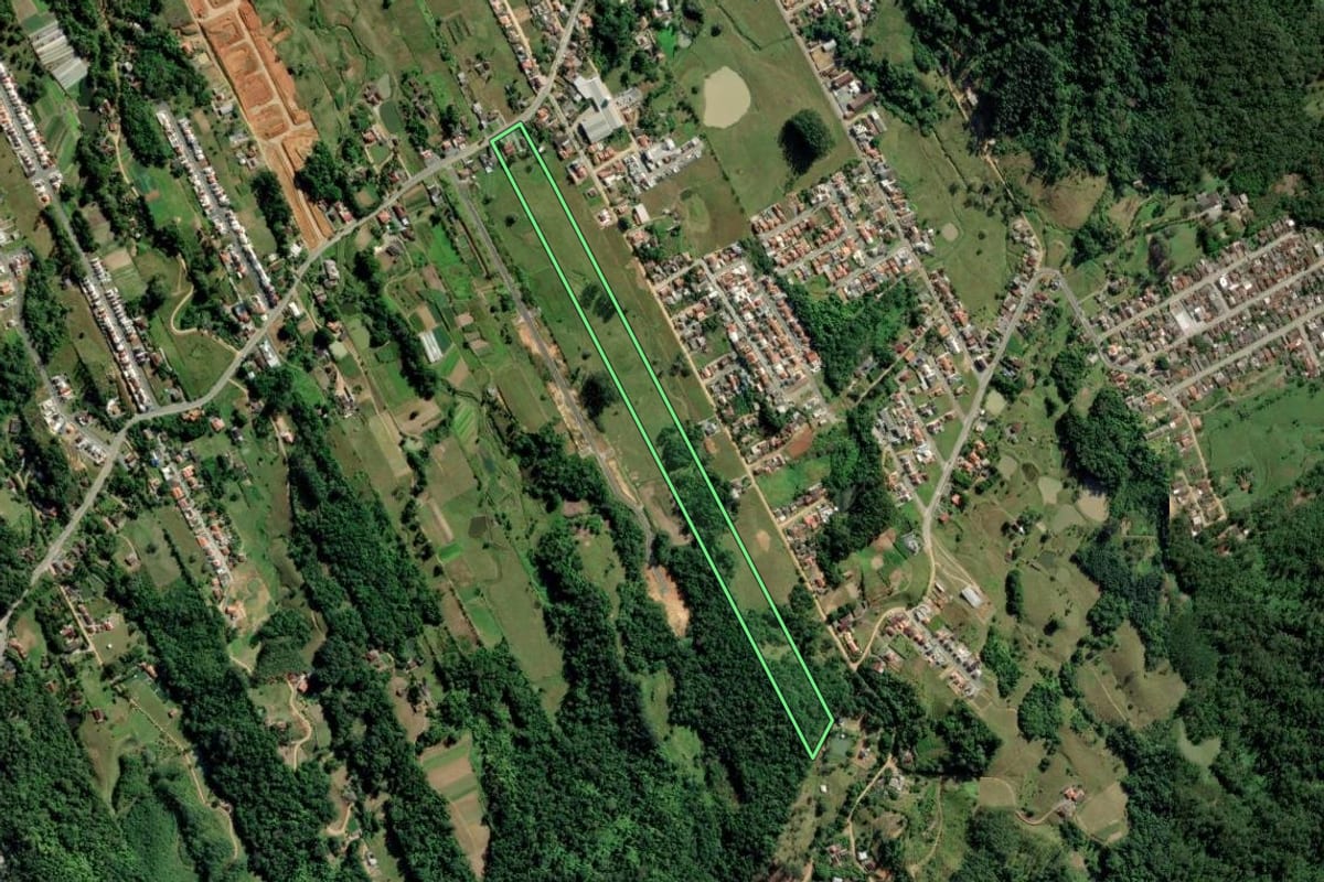 Imagem de satélite do imóvel rural em Indaial (SC), com o contorno declarado no CAR desenhado por cima.
