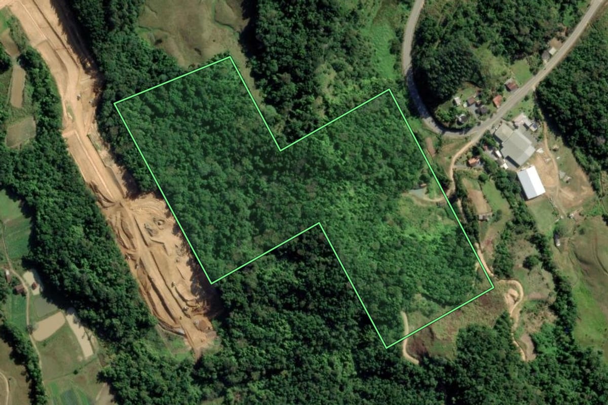 Imagem de satélite do imóvel rural em Indaial (SC), com o contorno declarado no CAR desenhado por cima.