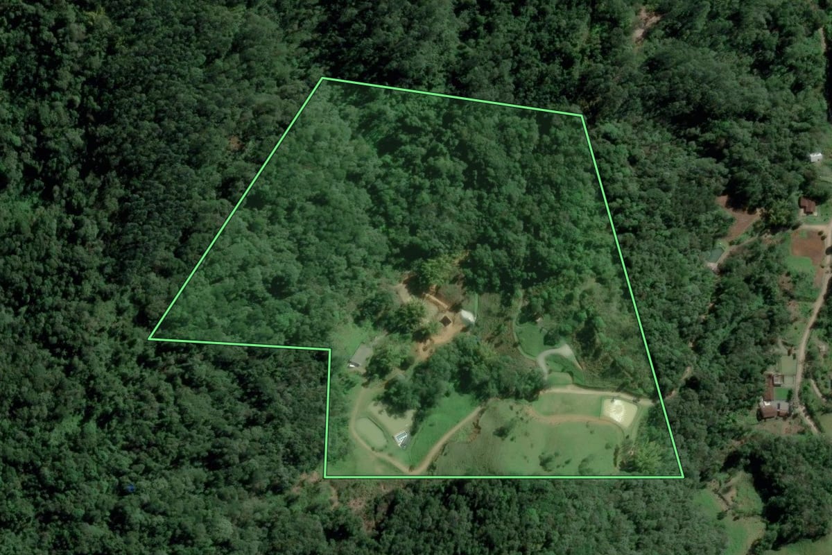 Imagem de satélite do imóvel rural em Indaial (SC), com o contorno declarado no CAR desenhado por cima.