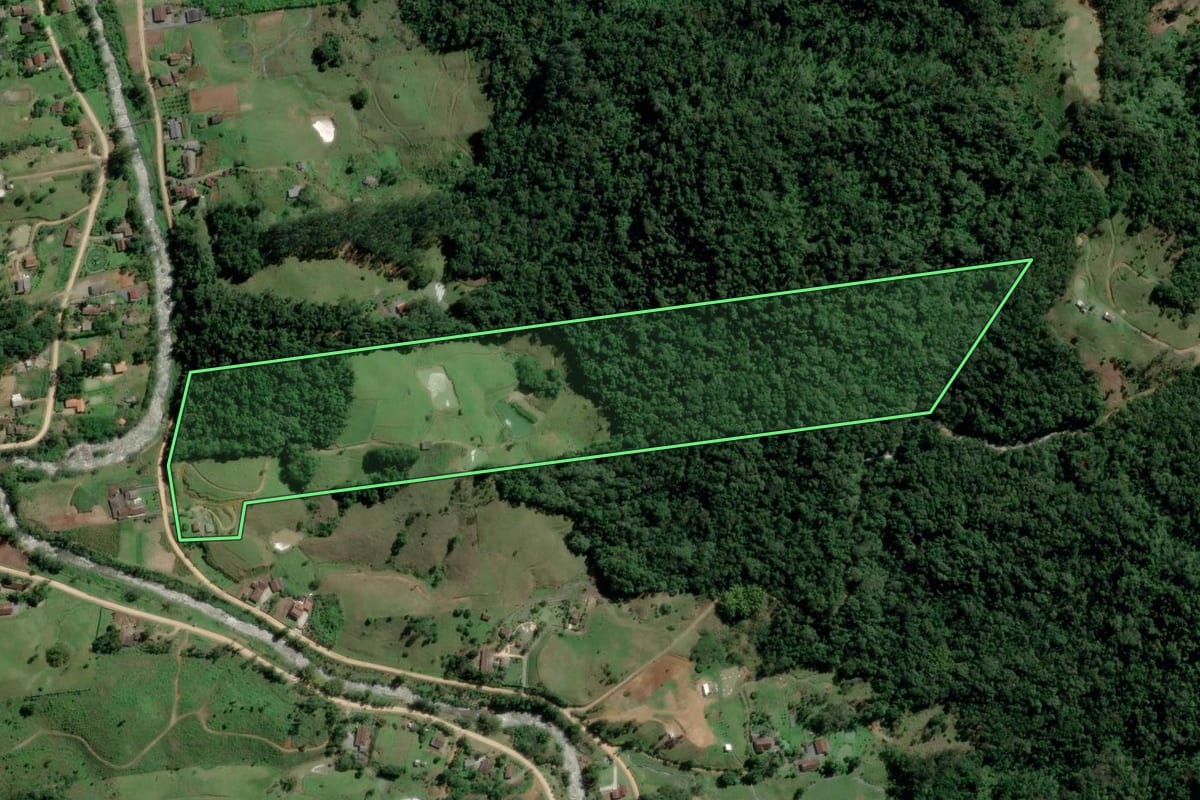 Imagem de satélite do imóvel rural em Indaial (SC), com o contorno declarado no CAR desenhado por cima.