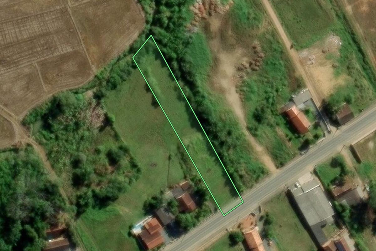 Imagem de satélite do imóvel rural em Indaial (SC), com o contorno declarado no CAR desenhado por cima.