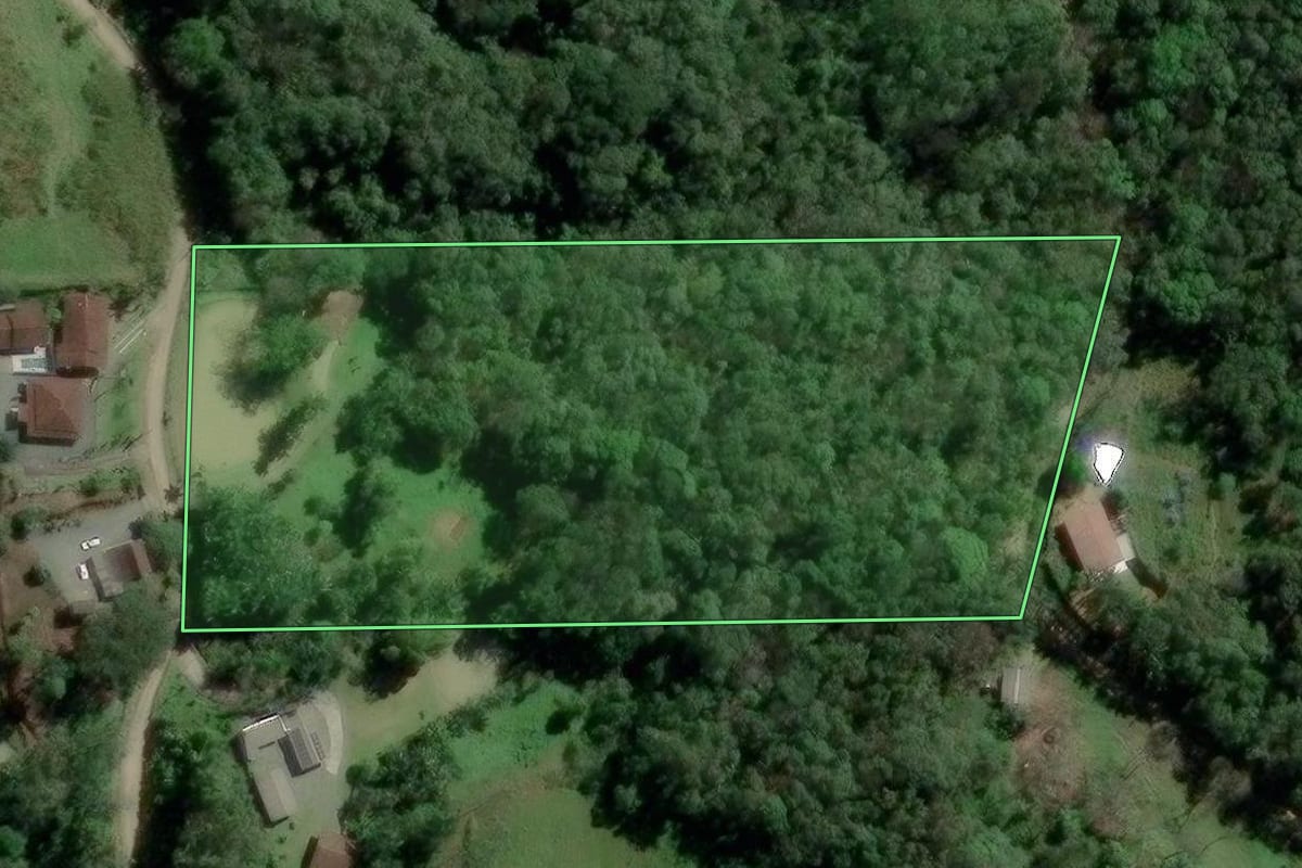 Imagem de satélite do imóvel rural em Indaial (SC), com o contorno declarado no CAR desenhado por cima.