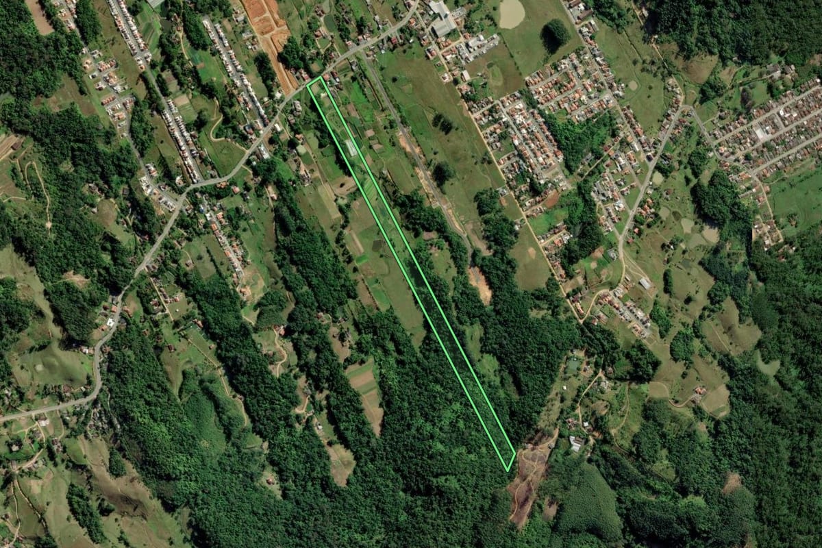 Imagem de satélite do imóvel rural em Indaial (SC), com o contorno declarado no CAR desenhado por cima.