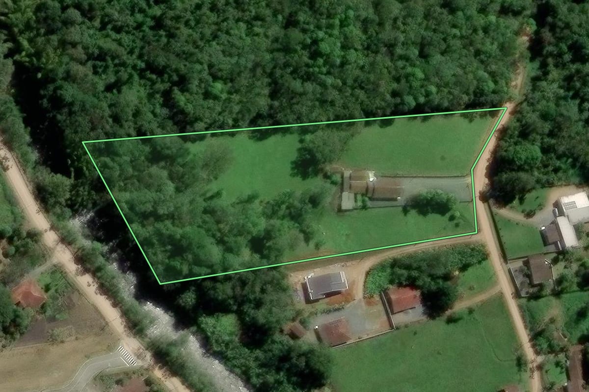 Imagem de satélite do imóvel rural em Indaial (SC), com o contorno declarado no CAR desenhado por cima.