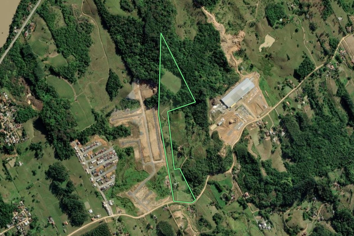 Imagem de satélite do imóvel rural em Indaial (SC), com o contorno declarado no CAR desenhado por cima.