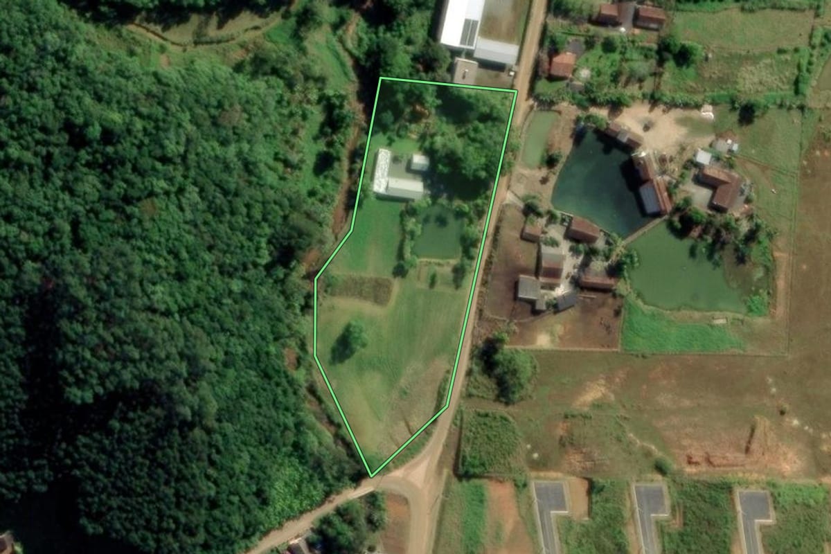 Imagem de satélite do imóvel rural em Indaial (SC), com o contorno declarado no CAR desenhado por cima.