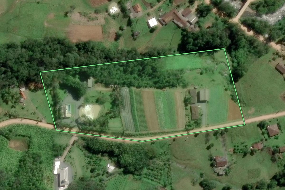 Imagem de satélite do imóvel rural em Indaial (SC), com o contorno declarado no CAR desenhado por cima.
