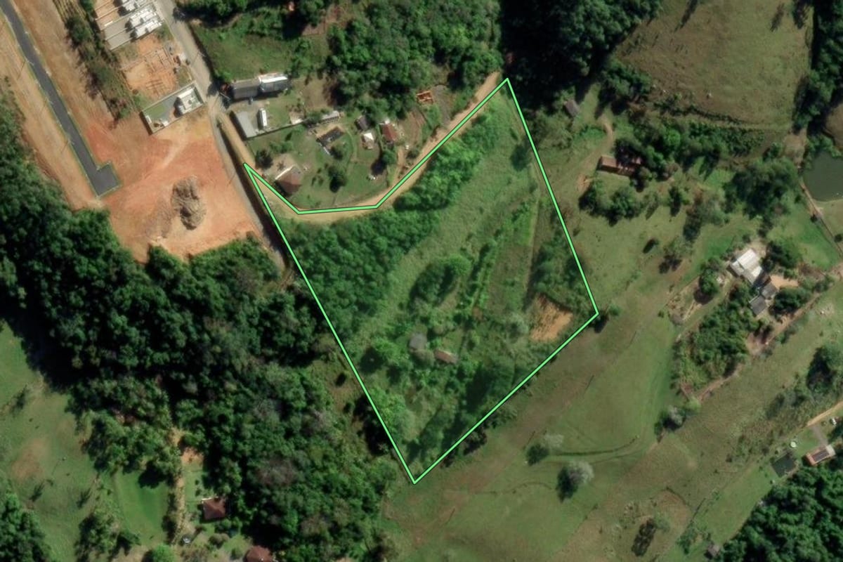 Imagem de satélite do imóvel rural em Indaial (SC), com o contorno declarado no CAR desenhado por cima.