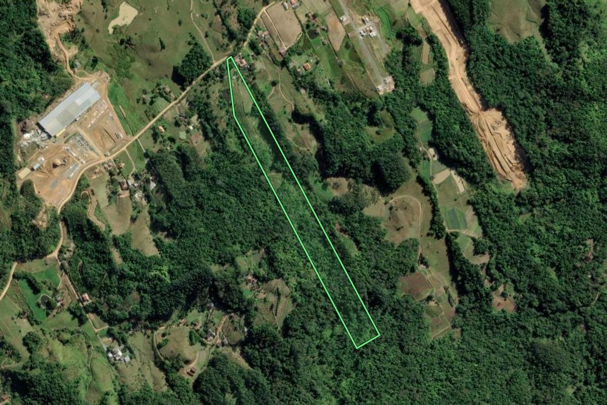 Imagem de satélite do imóvel rural em Indaial (SC), com o contorno declarado no CAR desenhado por cima.