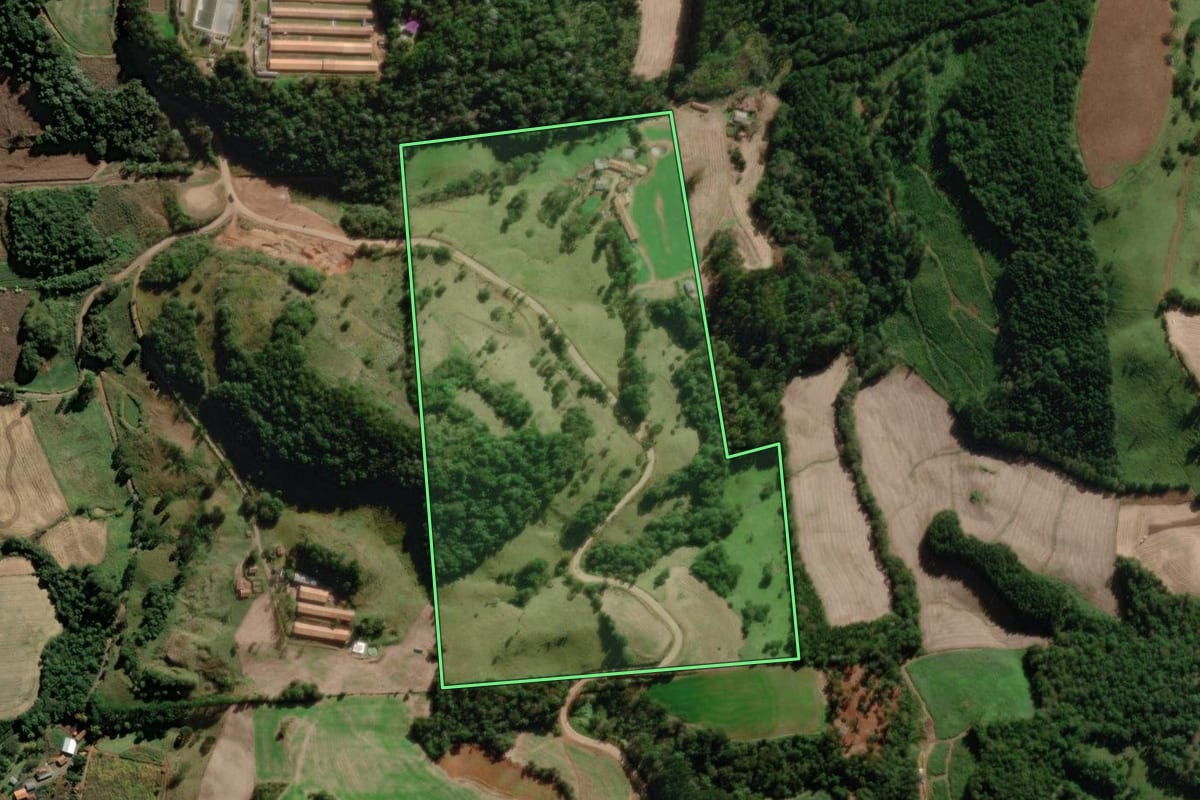 Imagem de satélite do imóvel rural em Iomerê (SC), com o contorno declarado no CAR desenhado por cima.