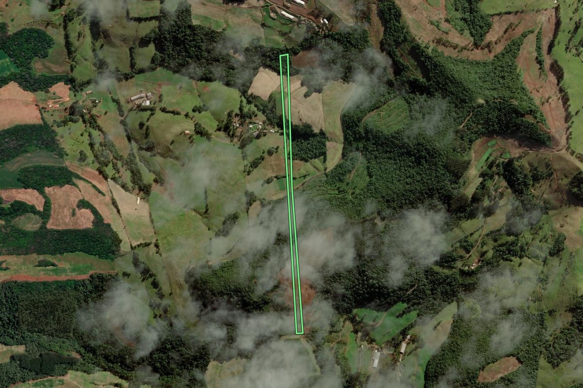 Imagem de satélite do imóvel rural em Iomerê (SC), com o contorno declarado no CAR desenhado por cima.