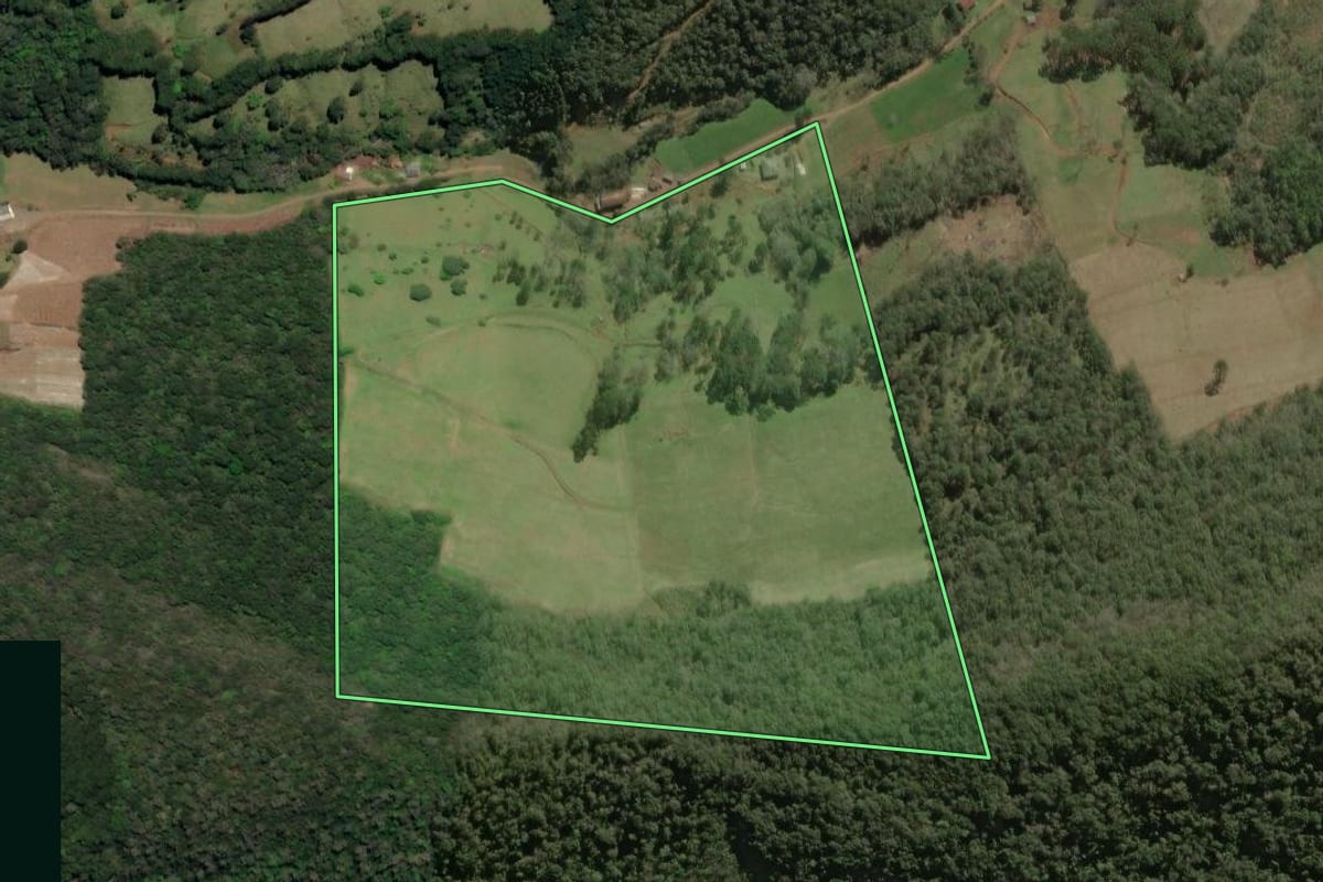 Imagem de satélite do imóvel rural em Iomerê (SC), com o contorno declarado no CAR desenhado por cima.