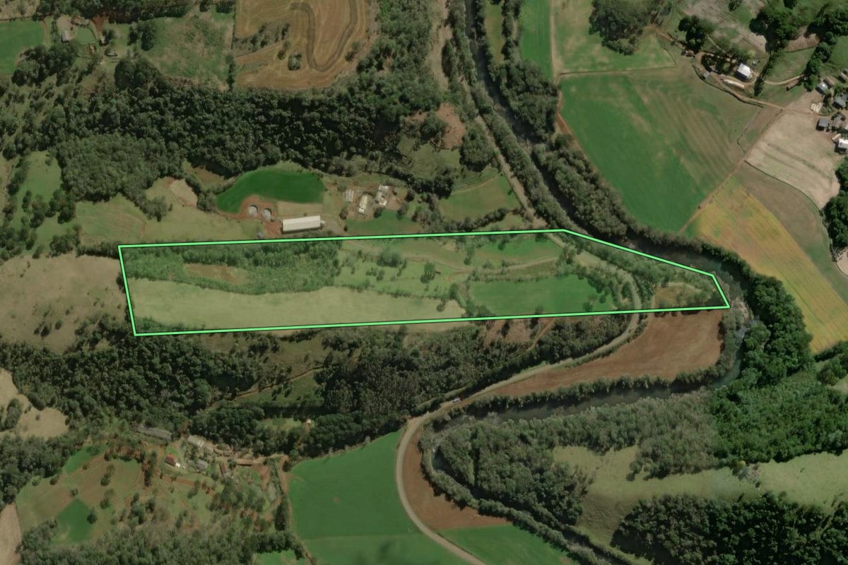 Imagem de satélite do imóvel rural em Iomerê (SC), com o contorno declarado no CAR desenhado por cima.
