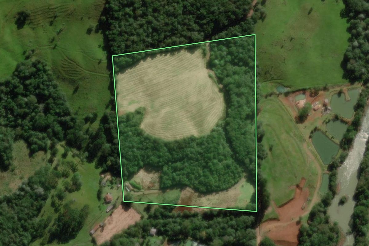 Imagem de satélite do imóvel rural em Iomerê (SC), com o contorno declarado no CAR desenhado por cima.