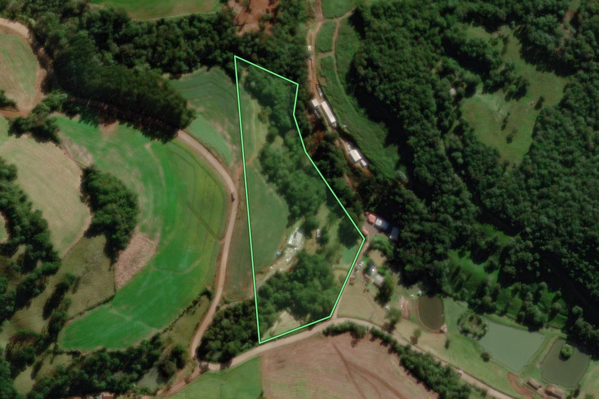 Imagem de satélite do imóvel rural em Iomerê (SC), com o contorno declarado no CAR desenhado por cima.