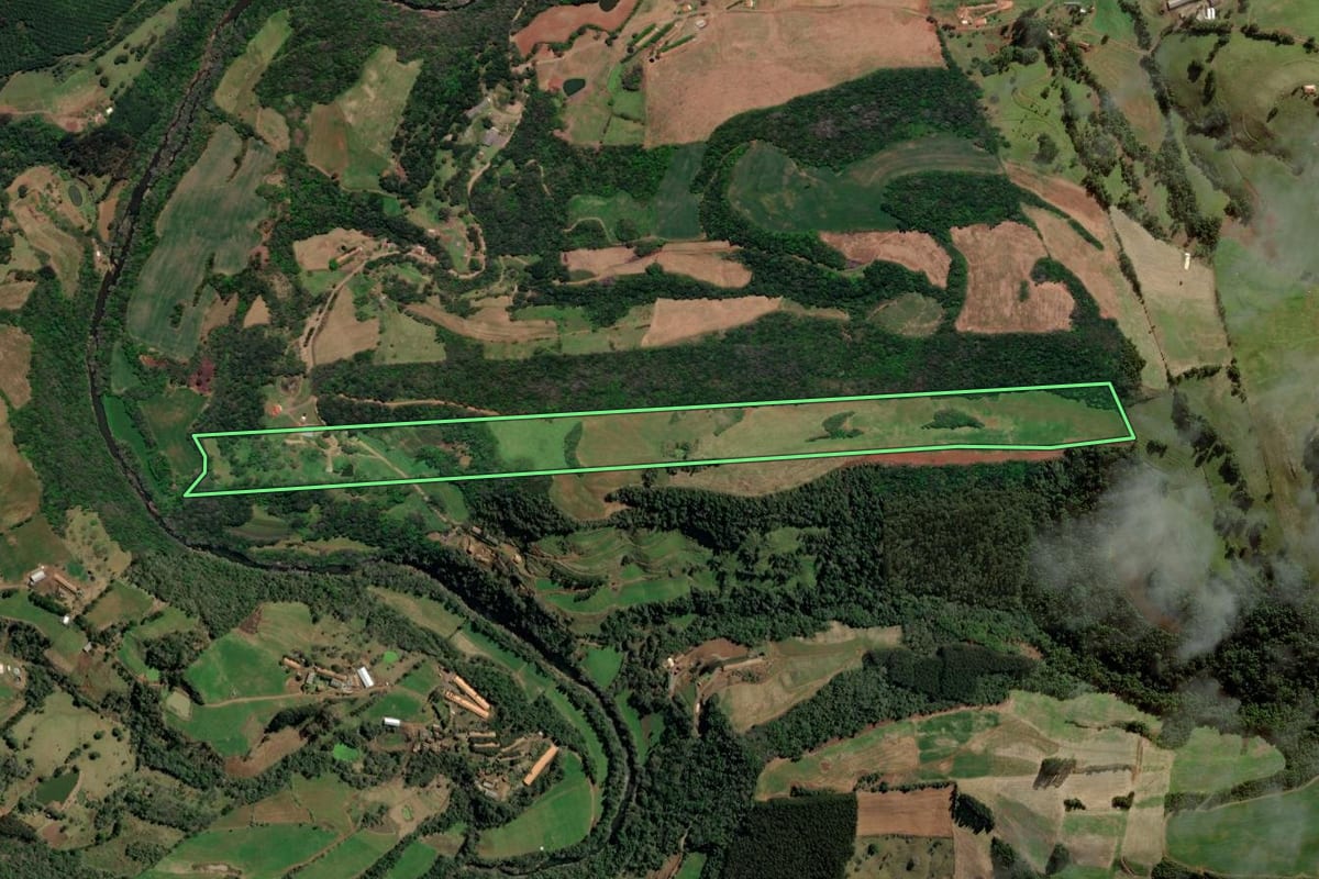 Imagem de satélite do imóvel rural em Iomerê (SC), com o contorno declarado no CAR desenhado por cima.