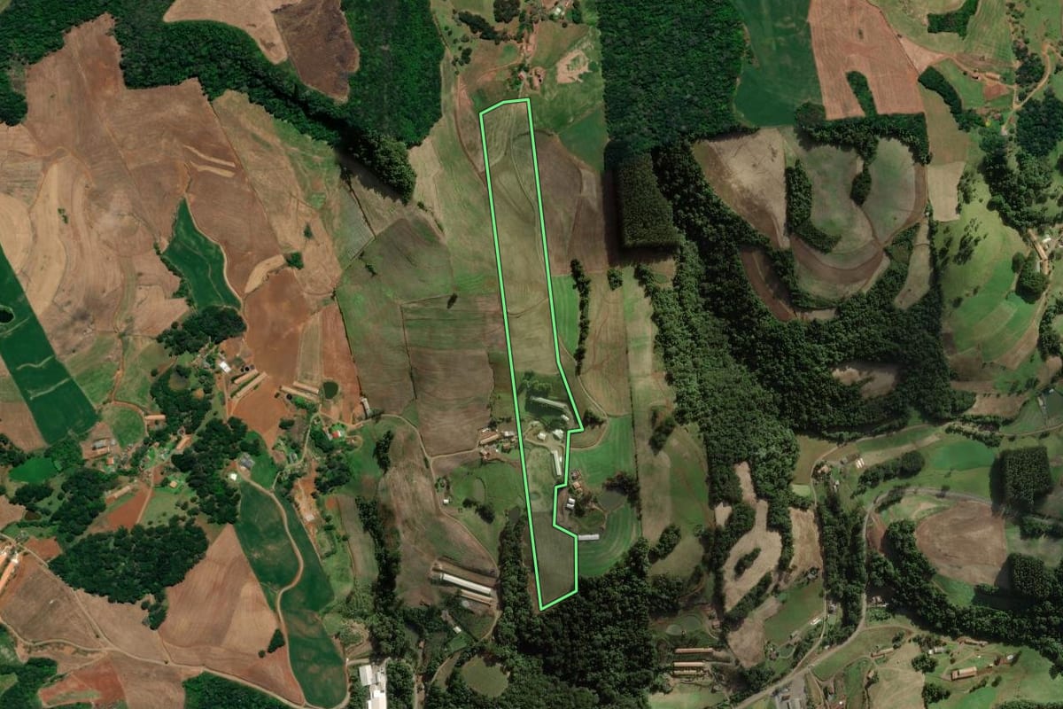 Imagem de satélite do imóvel rural em Iomerê (SC), com o contorno declarado no CAR desenhado por cima.