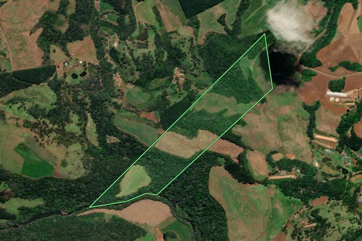 Imagem de satélite do imóvel rural em Iomerê (SC), com o contorno declarado no CAR desenhado por cima.