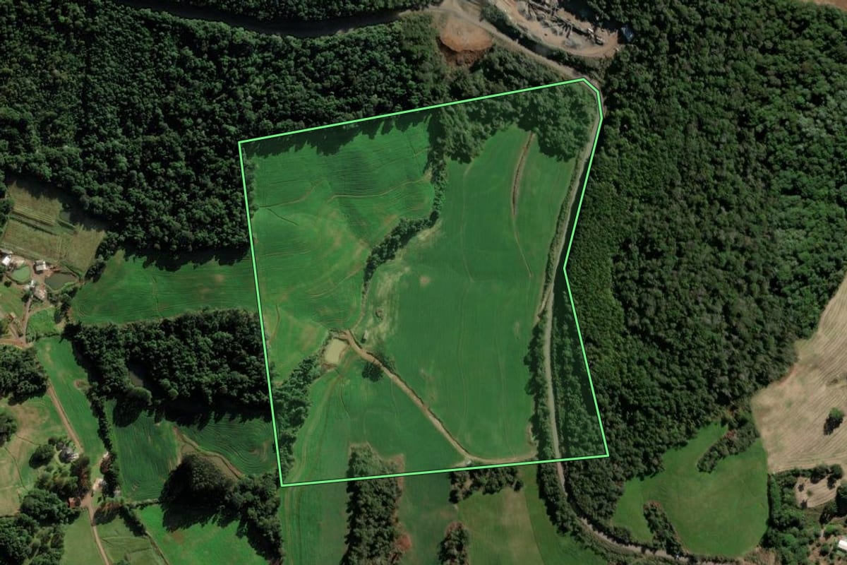 Imagem de satélite do imóvel rural em Iomerê (SC), com o contorno declarado no CAR desenhado por cima.
