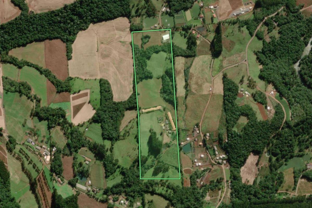 Imagem de satélite do imóvel rural em Iomerê (SC), com o contorno declarado no CAR desenhado por cima.