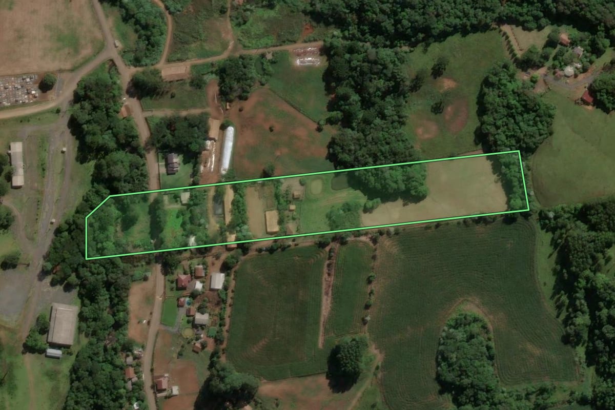 Imagem de satélite do imóvel rural em Ipira (SC), com o contorno declarado no CAR desenhado por cima.