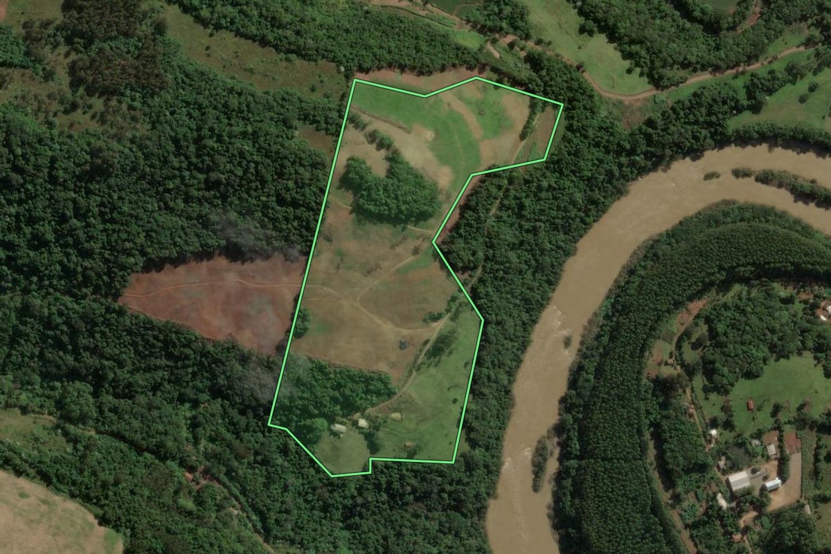 Imagem de satélite do imóvel rural em Ipira (SC), com o contorno declarado no CAR desenhado por cima.