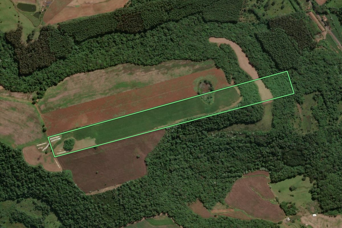 Imagem de satélite do imóvel rural em Ipira (SC), com o contorno declarado no CAR desenhado por cima.